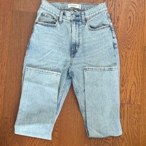 Abercrombie & Fitch 90s Slim Straight Ultra High Rise Light Wash Jeans 26 XS
